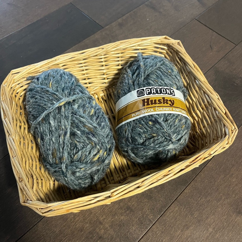 Patons Grayish pure wool and wooden basket